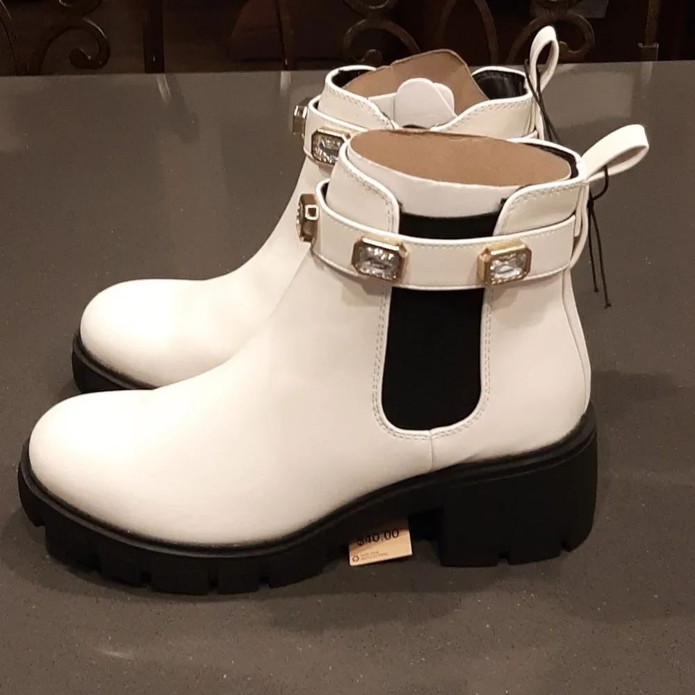 Steve Madden White Ankle Boots with Black Sole - Picture 2 of 11
